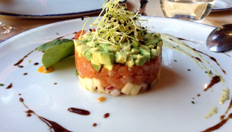 Tartar de salmón y aguacate de Mercado del Herrero