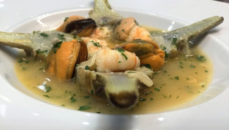 Video receta de alcachofas confitadas con langostinos y mejillones