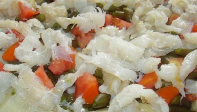 Ensalada fría de bacalao con salsa de alcaparras