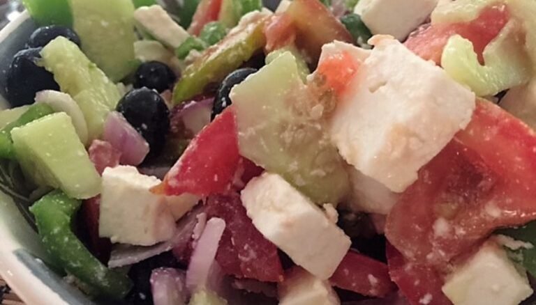 Ensalada griega con salsa de  yogurt