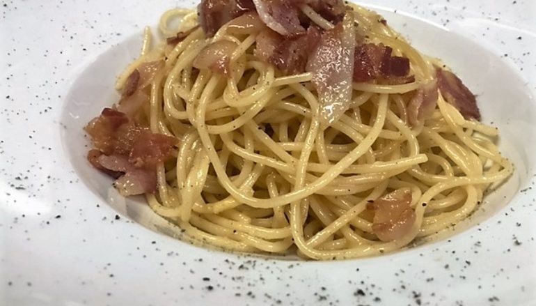 Espaguetis Carbonara, auténtica receta italiana sin nata