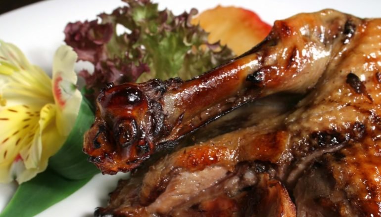 POLLO AL AJILLO CON PATATAS FRITAS