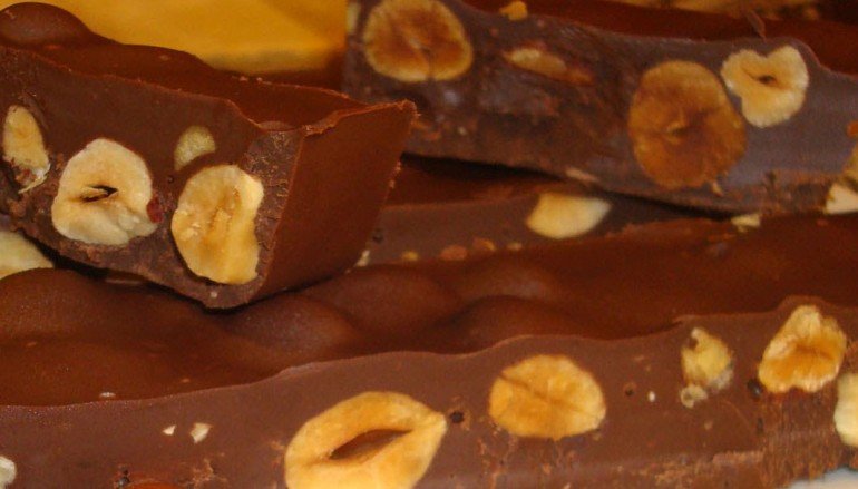 Turrón de chocolate con avellanas, receta casera