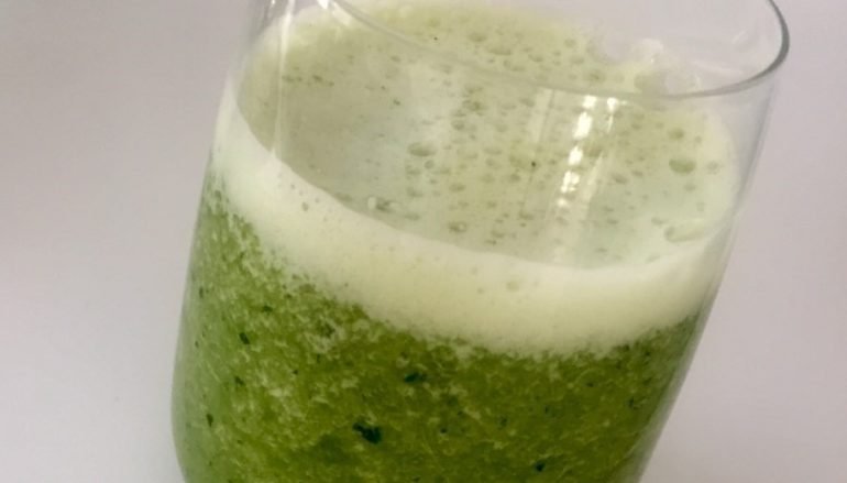 Batido depurativo de perejil, jengibre y limón
